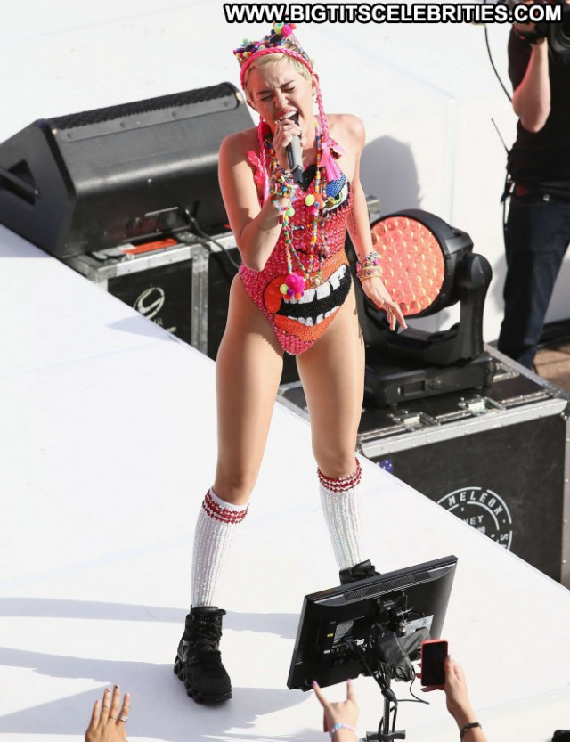 Miley Cyrus A House Beautiful Celebrity Paparazzi Posing Hot Babe