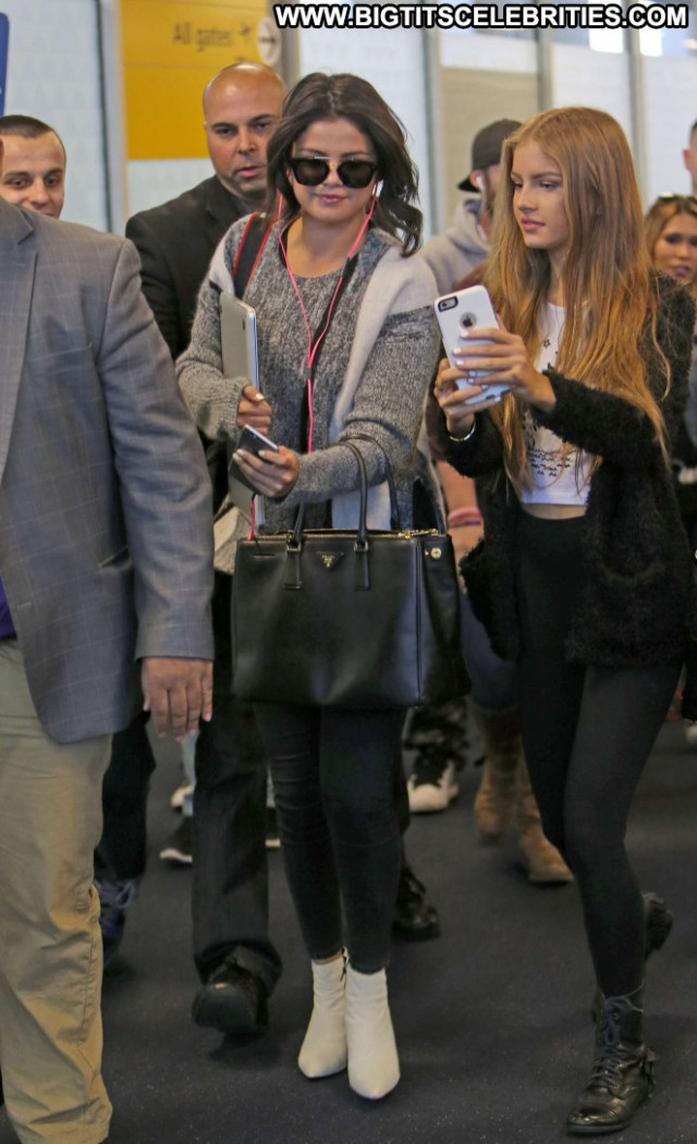 Selena Gomez Jfk Airport In Nyc Posing Hot Nyc Celebrity Paparazzi