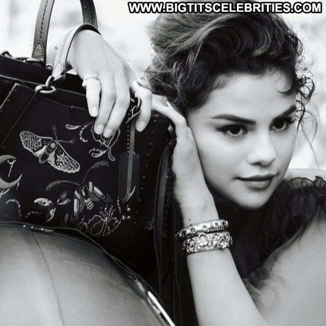 Selena Gome No Source Coach Posing Hot Beautiful Paparazzi Babe