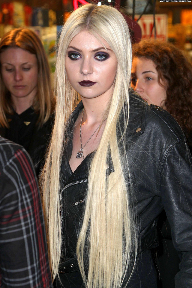 Taylor Momsen Posing Hot Babe Celebrity Beautiful Party