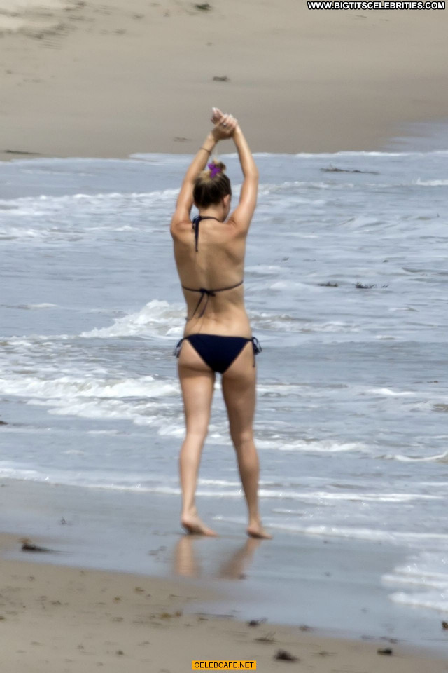 Kate Hudson Beach Babe Bikini Celebrity Beautiful Mali Posing Hot