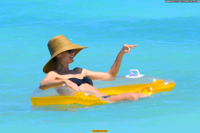 Heidi Klum No Source  Black Babe Beautiful Posing Hot Beach Bahamas