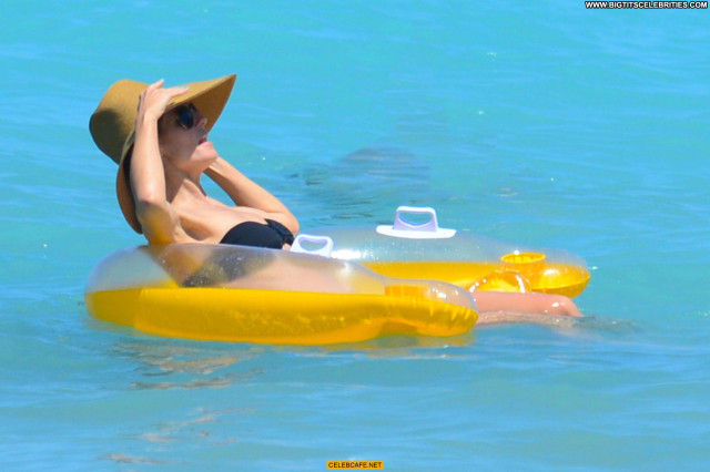Heidi Klum No Source Posing Hot Black The Bahamas Beach Celebrity