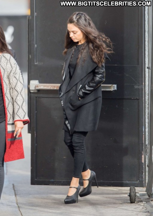 Mila Kunis Babe Celebrity Paparazzi Live Straight Posing Hot Beautiful