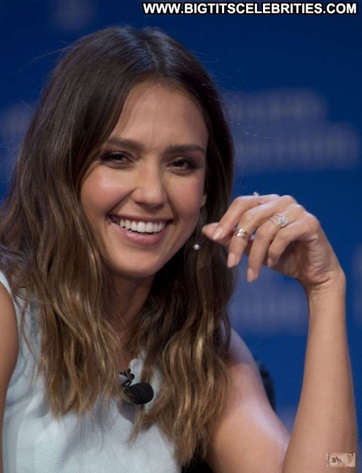 Jessica Alba Straight Beautiful Paparazzi Celebrity Babe Posing Hot Milk