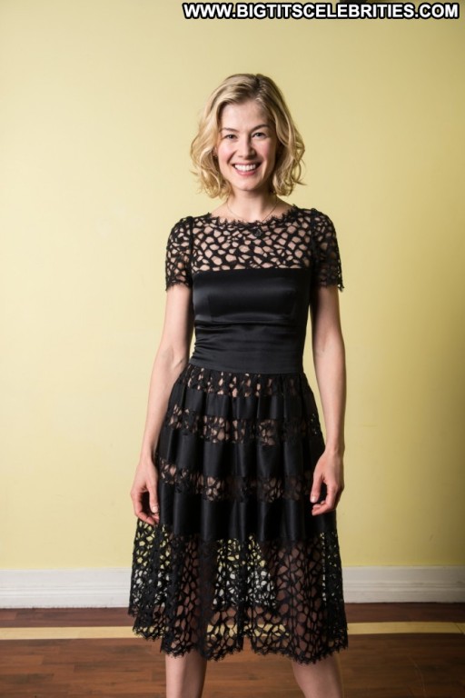 Rosamund Pike Straight Celebrity Sea Paparazzi Posing Hot Beautiful Babe