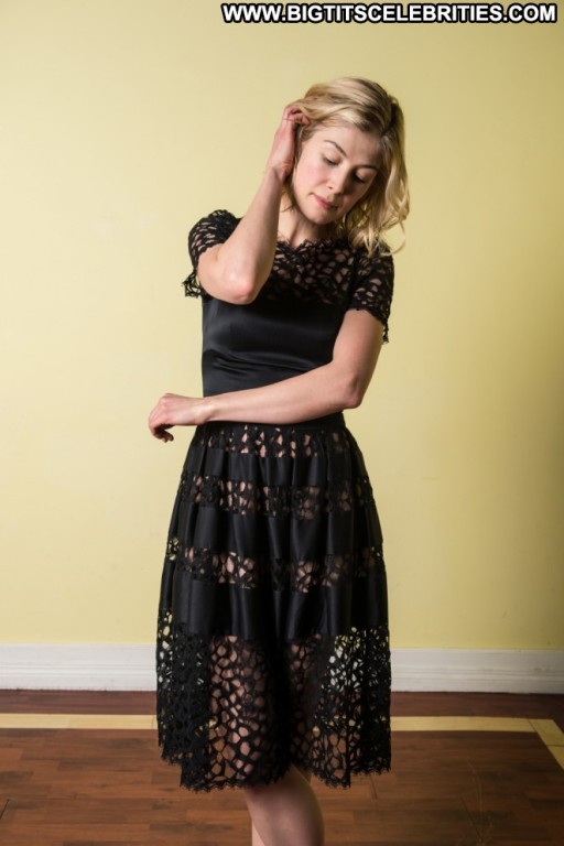 Rosamund Pike Straight Celebrity Sea Paparazzi Posing Hot Beautiful Babe