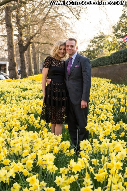 Rosamund Pike Straight Celebrity Sea Paparazzi Posing Hot Beautiful Babe