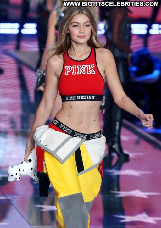 Gigi Hadid Celebrity Paparazzi Straight Posing Hot Fashion Beautiful Nyc Babe