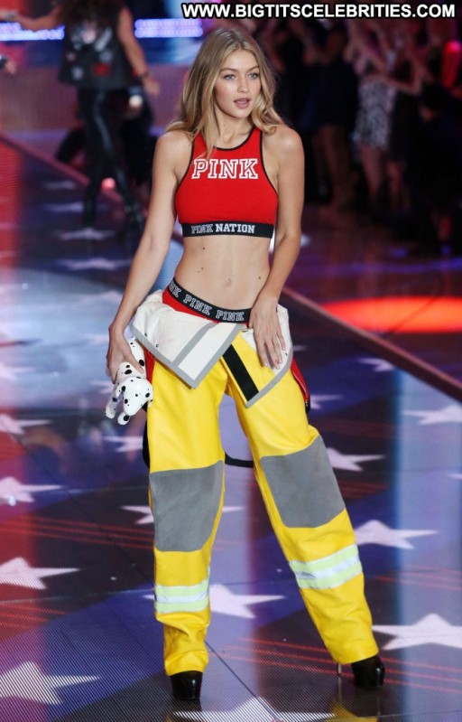 Gigi Hadid Celebrity Paparazzi Straight Posing Hot Fashion Beautiful Nyc Babe