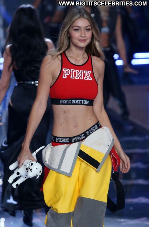 Gigi Hadid Celebrity Paparazzi Straight Posing Hot Fashion Beautiful Nyc Babe