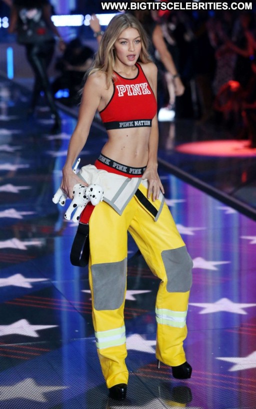 Gigi Hadid Celebrity Paparazzi Straight Posing Hot Fashion Beautiful Nyc Babe