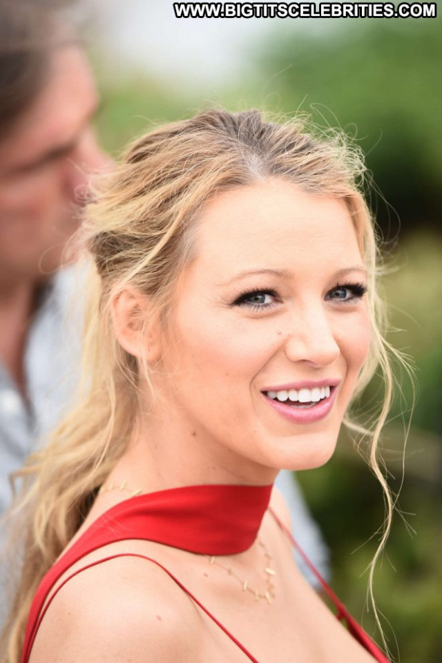 Blake Lively Cannes Film Festival Live Posing Hot Beautiful Paparazzi