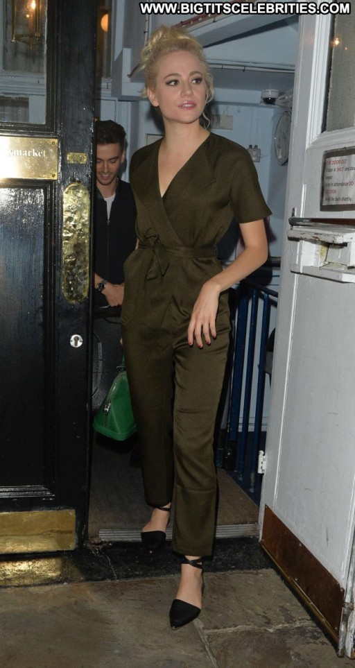Pixie Lott Posing Hot Paparazzi Celebrity Babe Straight London Beautiful