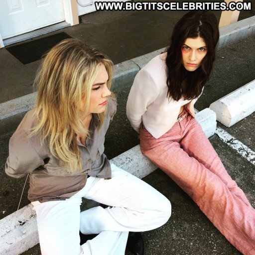 Emily Ratajkowski Paparazzi Celebrity Posing Hot Babe Beautiful Straight