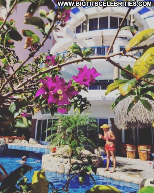 Emily Ratajkowski Paparazzi Celebrity Posing Hot Babe Beautiful Straight