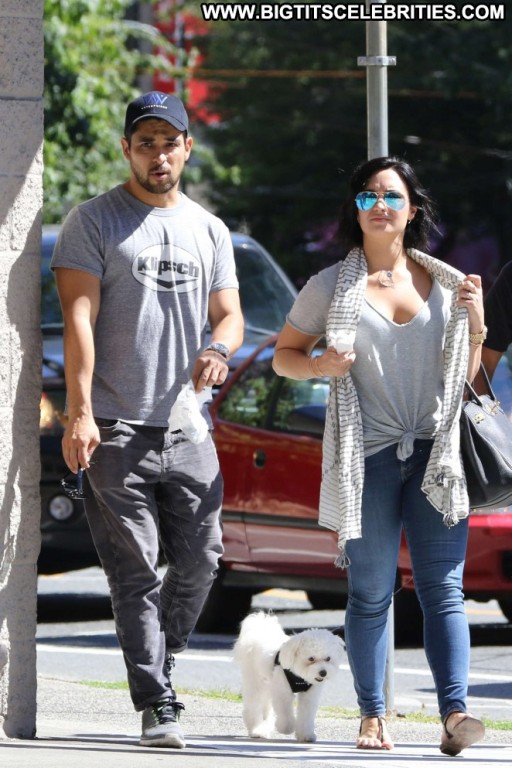 Demi Lovato Posing Hot Beautiful Straight Paparazzi Babe Celebrity