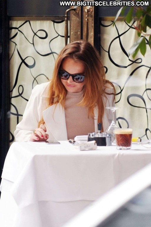 Lindsay Lohan Beautiful Paparazzi London Celebrity Babe Posing Hot Straight