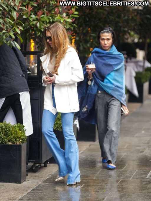 Lindsay Lohan Beautiful Paparazzi London Celebrity Babe Posing Hot Straight