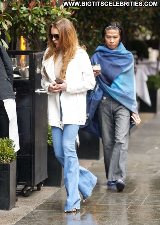 Lindsay Lohan Beautiful Paparazzi London Celebrity Babe Posing Hot Straight