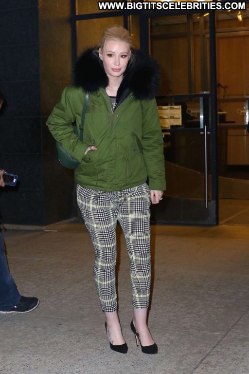 Iggy Azalea Straight Beautiful Celebrity Babe Live New York Paparazzi Posing Hot