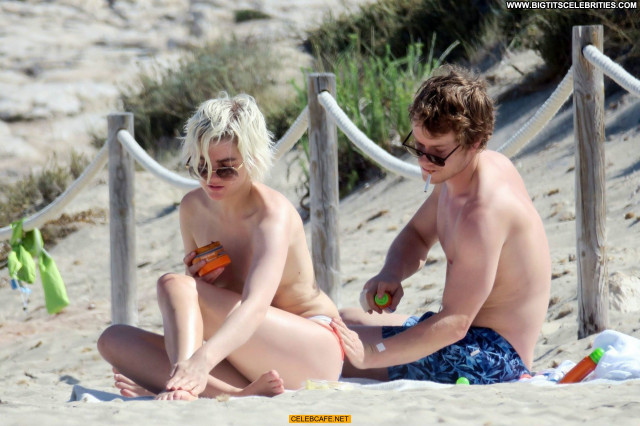 Teliz Alley Babe Topless Posing Hot Beach Beautiful Toples