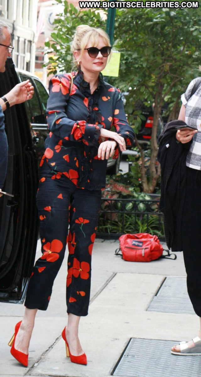 Kirsten Dunst New York Celebrity Posing Hot Paparazzi Beautiful New