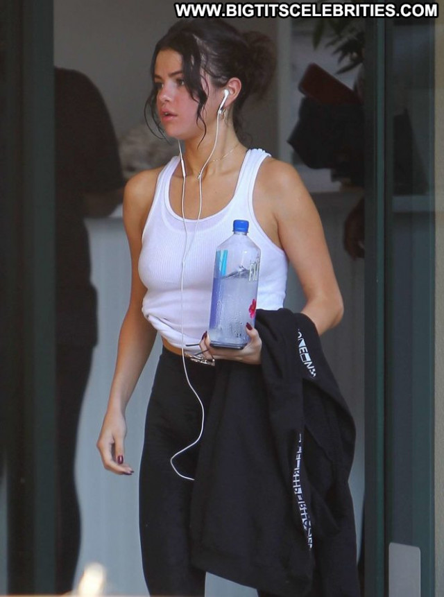 Selena Gome Gym In La Posing Hot Paparazzi Beautiful Celebrity Babe