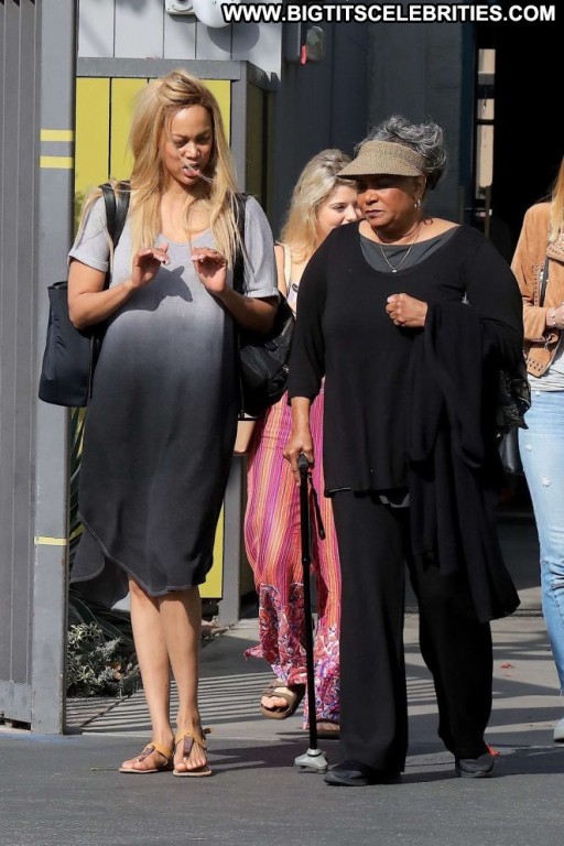 Tyra Banks Beautiful Babe Paparazzi Straight Posing Hot Celebrity