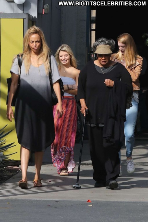 Tyra Banks Beautiful Babe Paparazzi Straight Posing Hot Celebrity