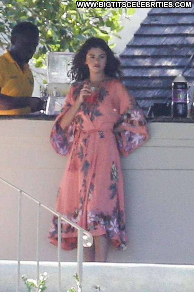 Selena Gome No Source Posing Hot Paparazzi Celebrity Jamaica Babe