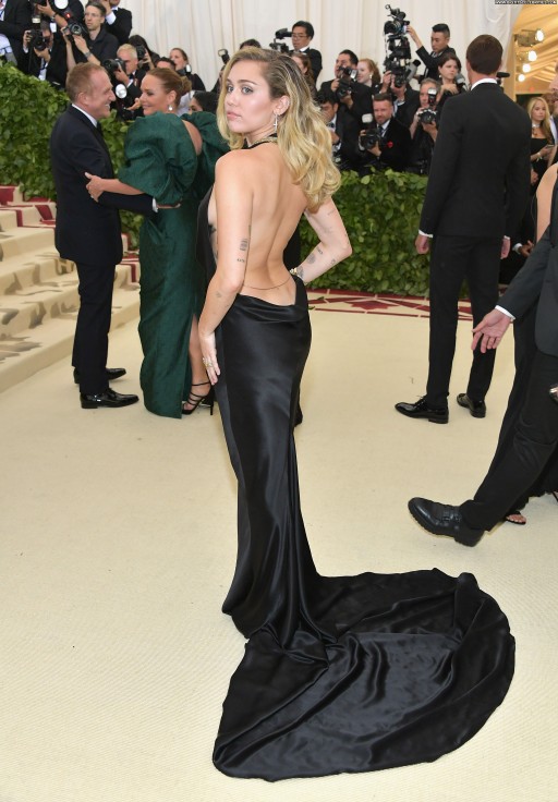 Unknown Babe Old Straight Bra Beautiful New York Twitter Celebrity Singer Black Stunning Posing Hot Braless