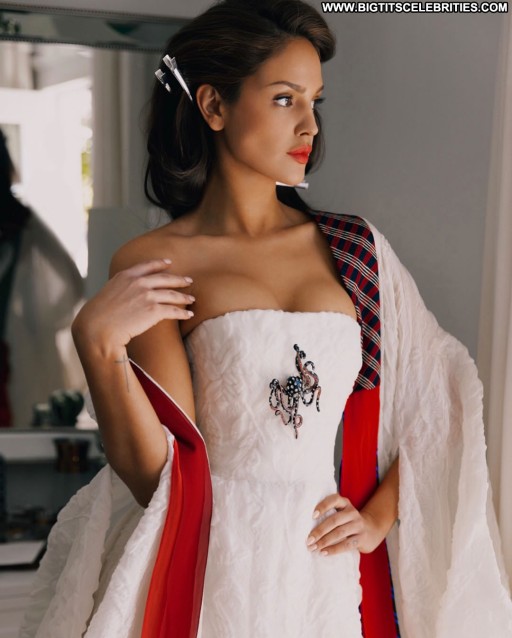 Natalie Jayne Roser Bus Posing Hot Babe Celebrity Winter Beautiful Straight