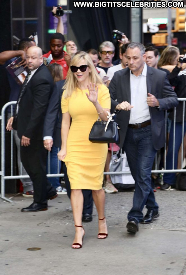 Reese Witherspoo Good Morning America Beautiful Celebrity Babe Posing