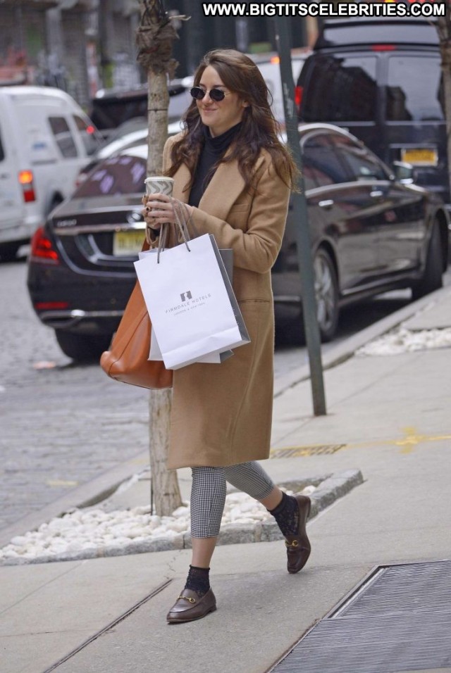 Shailene Woodley New York Posing Hot New York Beautiful Paparazzi