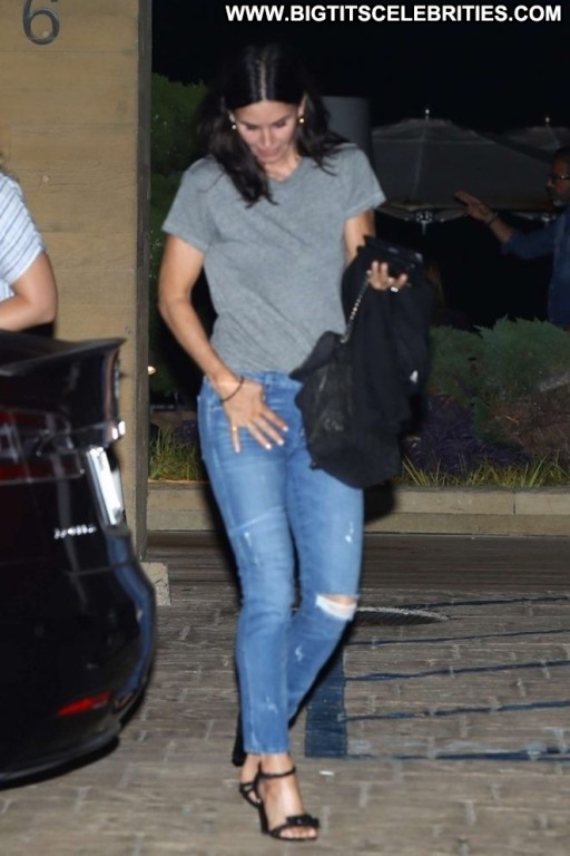 Courteney Cox Restaurant Paparazzi Celebrity Malibu Babe Straight Posing Hot Beautiful Mali