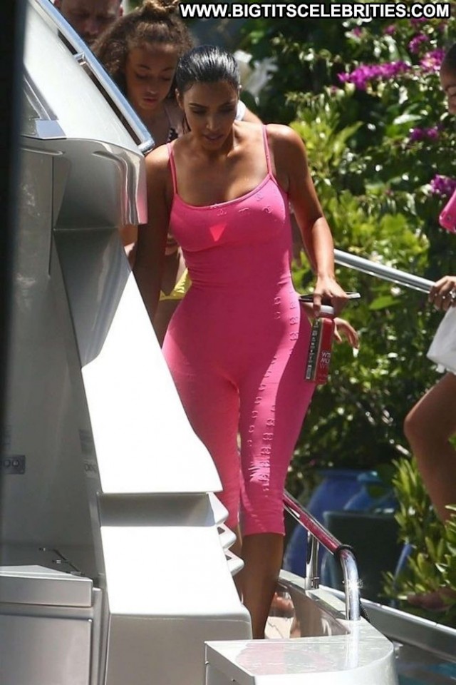 Pink No Source Boat Beautiful Posing Hot Babe Celebrity Paparazzi