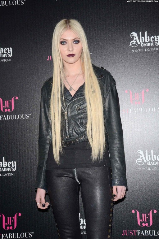 Taylor Momsen Beautiful Celebrity Party Straight Babe Posing Hot