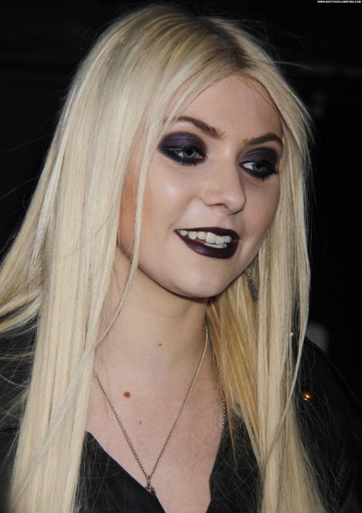 Taylor Momsen Beautiful Celebrity Party Straight Babe Posing Hot