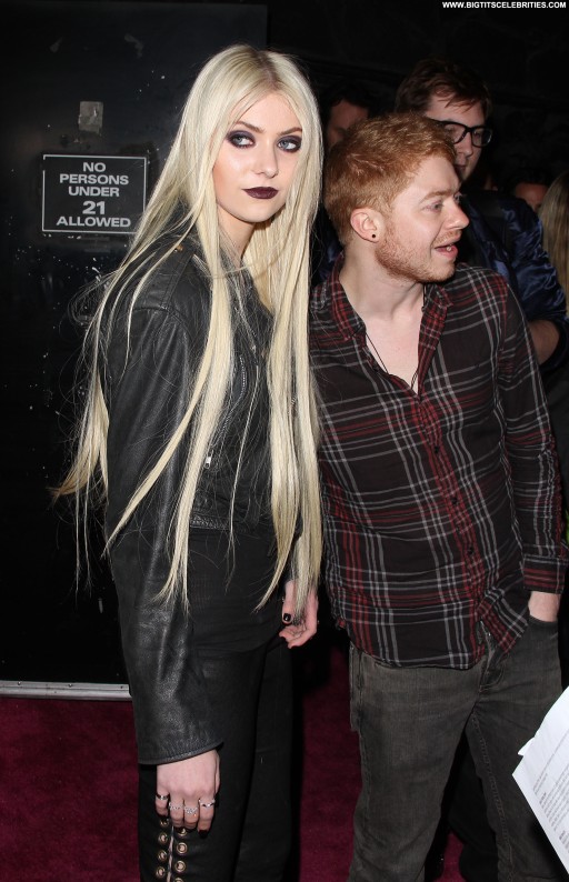 Taylor Momsen Beautiful Celebrity Party Straight Babe Posing Hot