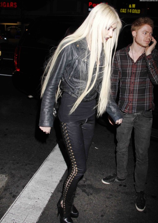 Taylor Momsen Beautiful Celebrity Party Straight Babe Posing Hot