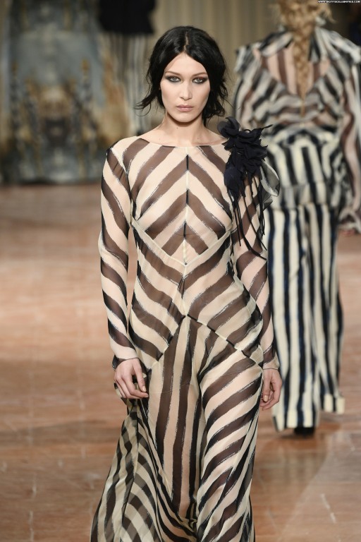 Bella Hadid Celebrity Straight Babe Candids Beautiful Fashion Posing Hot